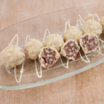 Ouro branco saudável caseiro, coberto com chocolate branco e recheio de chocolate com amendoim, servido em travessa de vidro